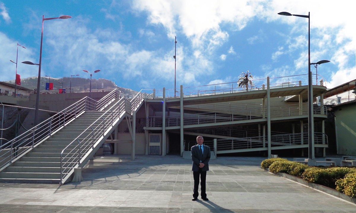 Análisis y Diseño Estructural de Escaleras y Rampas Metálicas sobre la losa parqueadero La Ronda, Quito.